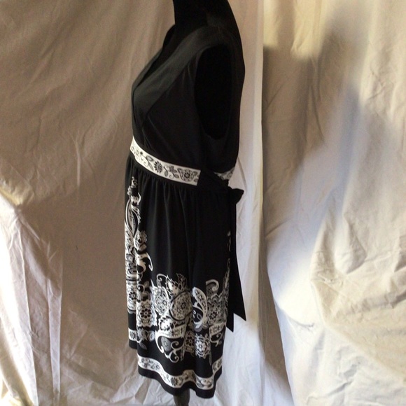 Timeless black dress with white embroidery & accented bodice - Picture 2 of 5